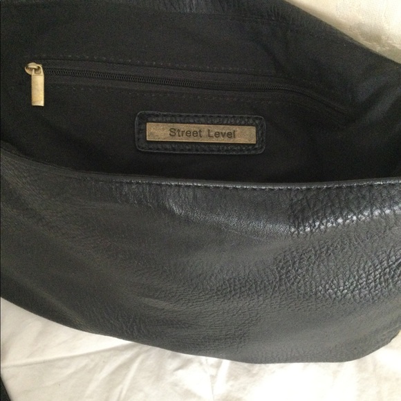 Fold over leopard accent handbag - Picture 5 of 14